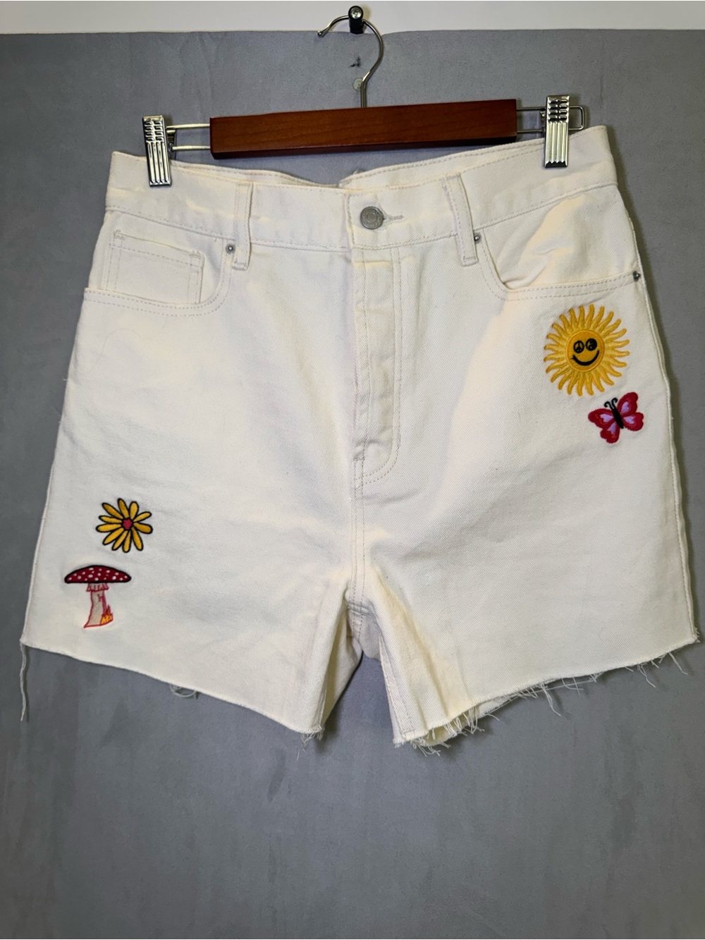 PacSun 90’s Girlfriend Embroidered Denim Shorts Size 28 Ivory High Rise
